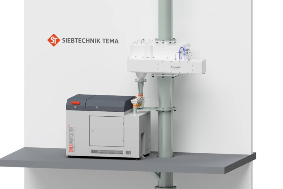 The BULKINSPECTOR gas pycnometer with an upstream downpipe swivel sampler as an example installation situation in an automated process for quality control of the porosity of bulk materials.